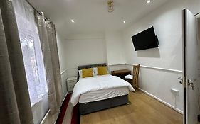 Double Room With Free Wifi Keedonwood Road